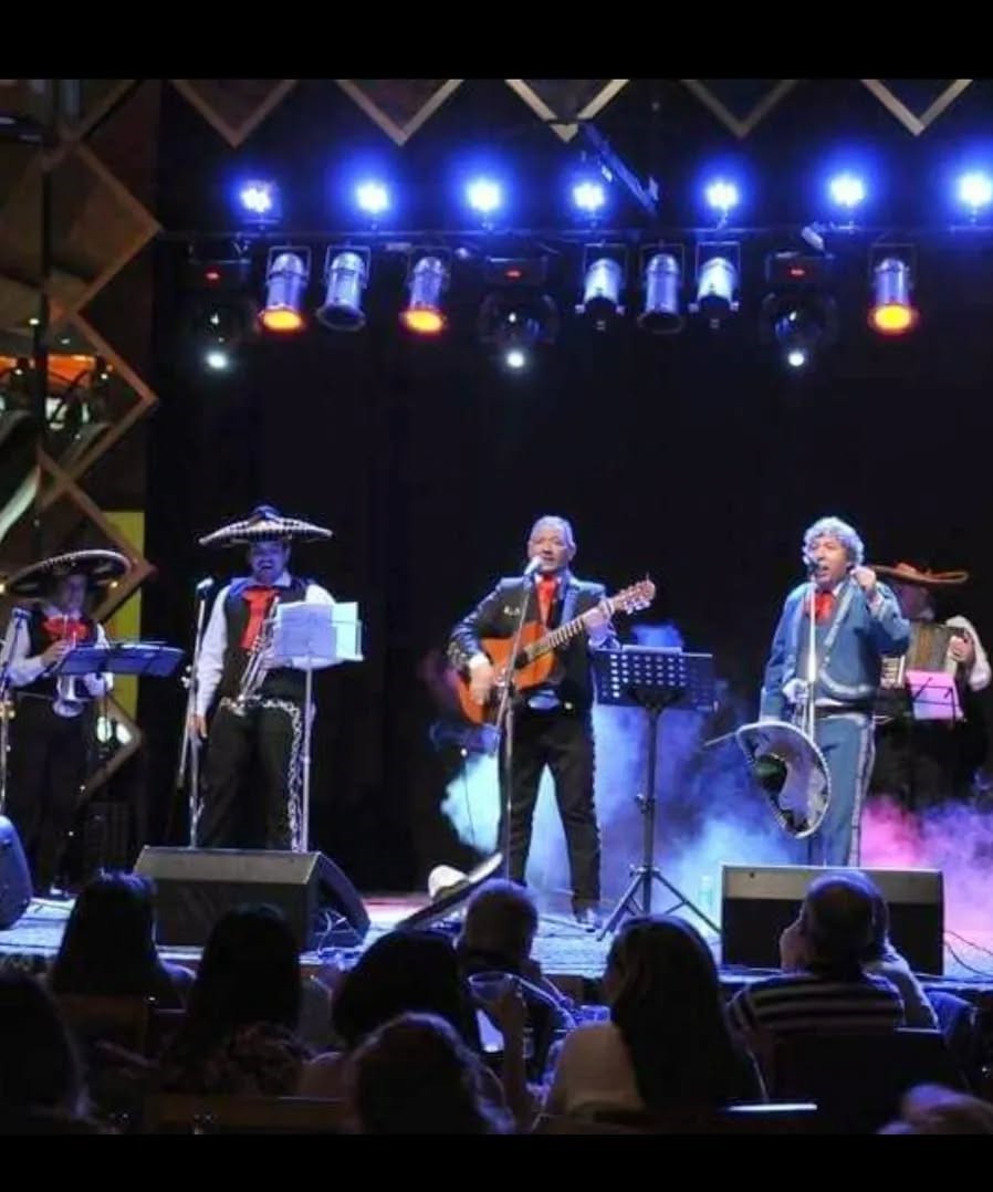 Mariachi Sangre Azteca en presentación