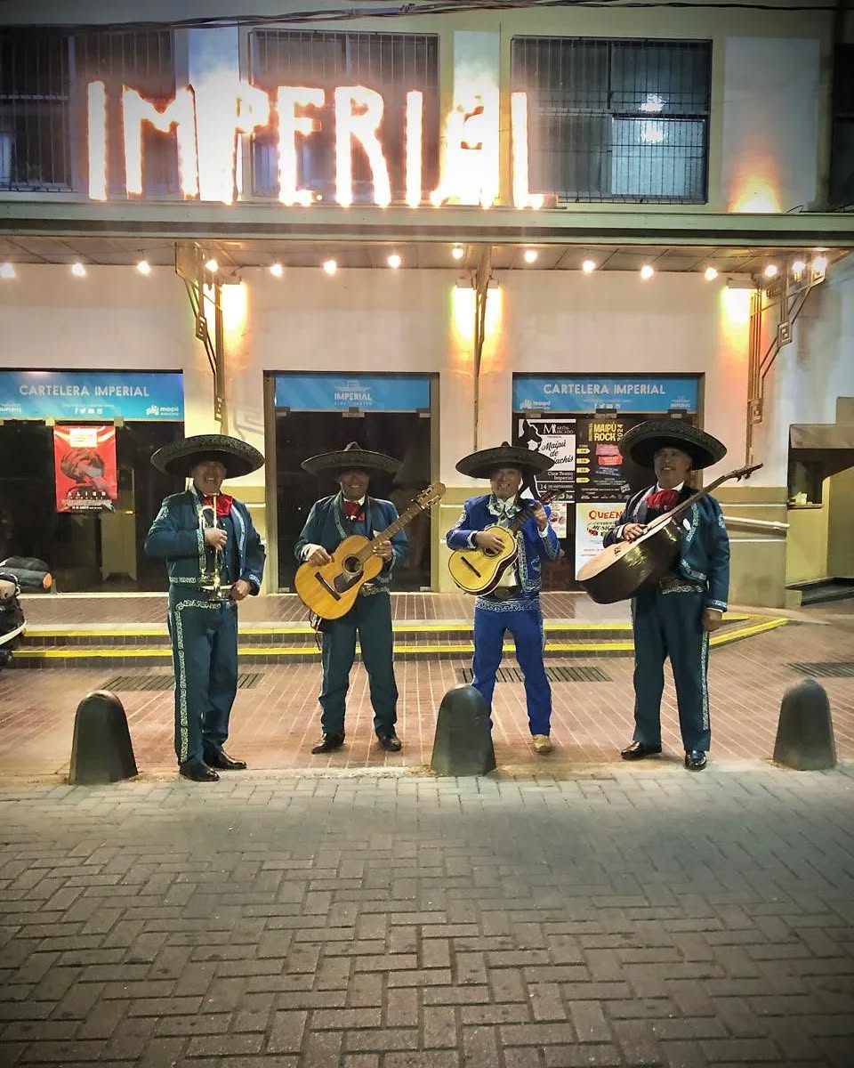 Mariachi Sangre Azteca tocando