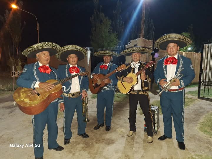 Mariachi Sangre Azteca en presentación